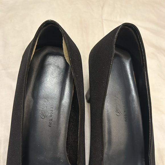 Women’s 7 Black Heels - Picture 3 of 4